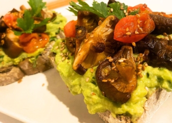 Receita de Tosta de Abacate e Shiitake