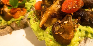 Receita de Tosta de Abacate e Shiitake