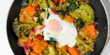 Receita de Ovo Escalfado com Atum e Legumes
