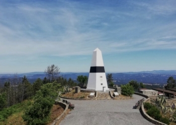 Descubra onde fica o centro de Portugal numa viagem pela EN2