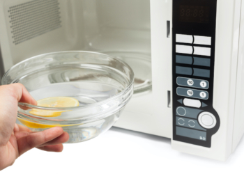 Mantenha o Seu Micro-ondas Limpo sem uso de produtos químicos