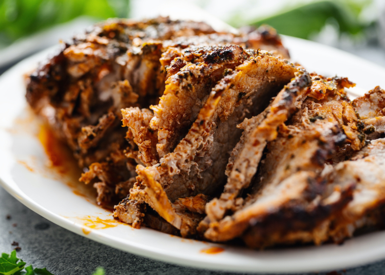 Como temperar carne de porco para assar no forno
