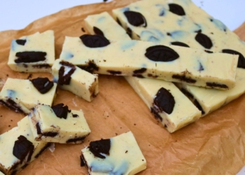 Receita muito fácil do Fudge de Chocolate Branco e Oreo