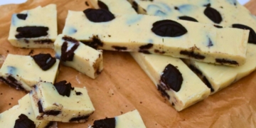 Receita muito fácil do Fudge de Chocolate Branco e Oreo