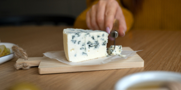 Queijo com bolor: Se retirar posso comer?