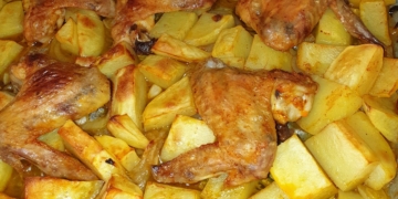 Receita de Asas de frango e batatas à padeiro