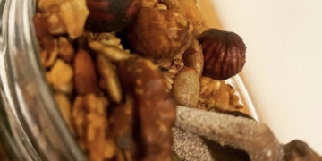 Receita de Granola salgada com sementes, frutos secos e ervas