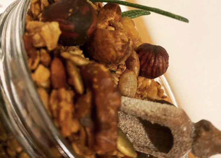 Receita de Granola salgada com sementes, frutos secos e ervas