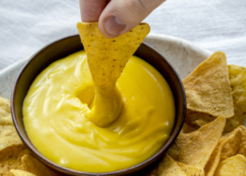 Faça um Molho Cheddar, para acompanhar com Nachos