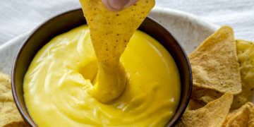 Faça um Molho Cheddar, para acompanhar com Nachos