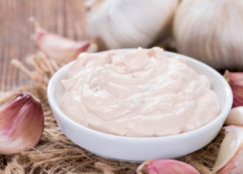 Maionese de Alho: Um molho irresistível para as suas sanduíches
