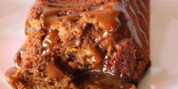 Receita de Bolo de Maçã e Aveia com Caramelo Salgado