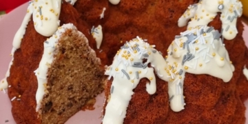 Receita de Bolo de noz com cobertura de iogurte