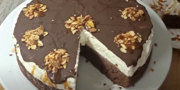 Receita de Bolo de chocolate com caramelo salgado e chantilly