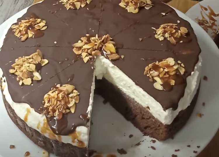 Receita de Bolo de chocolate com caramelo salgado e chantilly