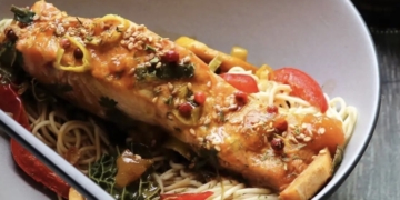 Receita de Salmão com Noodles em Molho de Soja