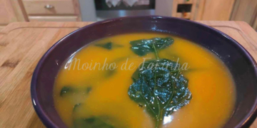 Receita de Sopa de Abóbora e Batata Doce com Espinafres
