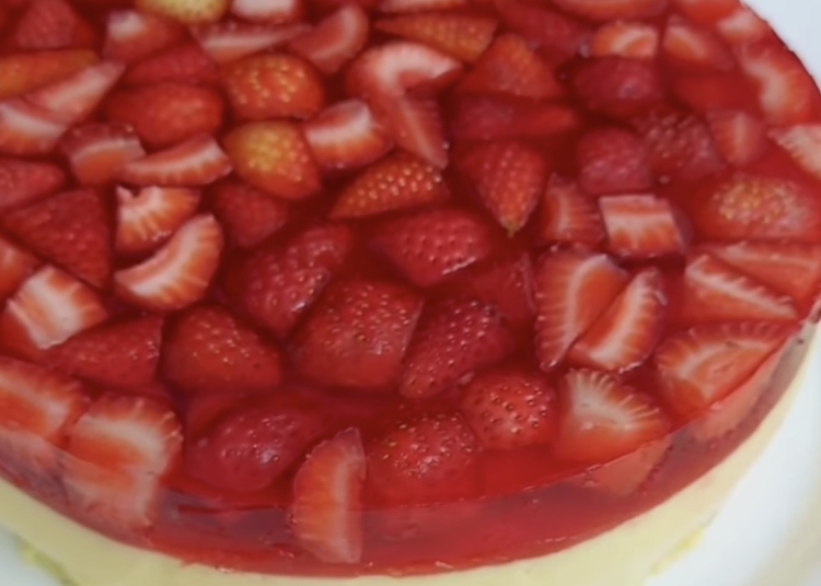 Receita de Bolo com leite creme e gelatina de morango