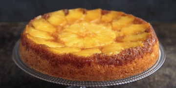 Receita de Bolo de abacaxi com caramelo de mel multifloral