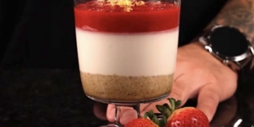 Receita de Lemon Posset com iogurte, morangos e bolacha