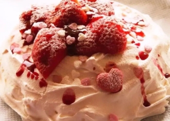 Receita de Pavlova de morango difícil de resistir
