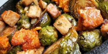 Tofu salteado com chouriço e couve de Bruxelas / Veggie Maria