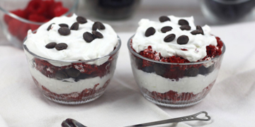 Triffle de Bolo Red Velvet / Amoras & Mirtilos