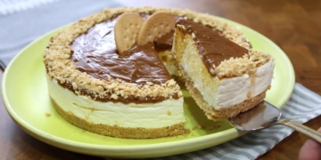 Receita de Cheesecake de Bolacha com cobertura de doce de leite