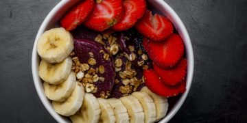Fã de Açaí? Faz este Bowl com Manteiga de Amendoim