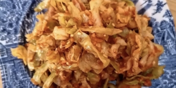 Receita de Couve coração com maçã e sementes de sésamo