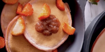 Receitas de Panquecas Pink com compota e morangos