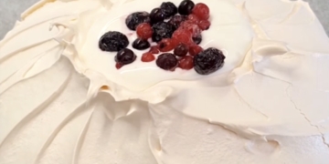 Receita de Pavlova com Iogurte e Frutos Silvestres