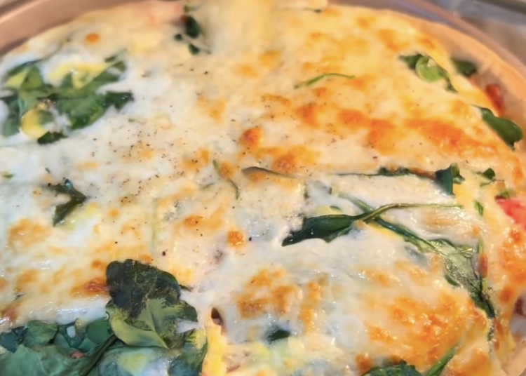 Receita fácil de Pizza Wrap com queijo e espinafres