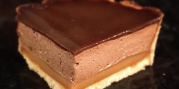 Receita de Tarte de caramelo salgado, mousse e glace de chocolate
