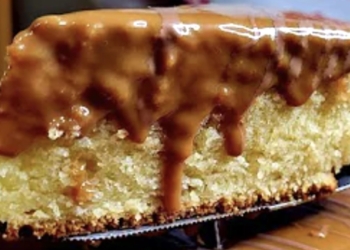 Bolo com cobertura de leite condensado / Receitas da Benelga
