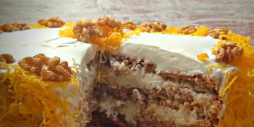 Receita de Bolo de Noz com Chantilly e fios de ovos