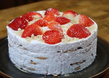 Receita de Bolo de bolacha de morangos com natas