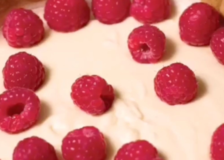 Receita da mousse de chocolate branco com wasabi e framboesas do chef Kiko