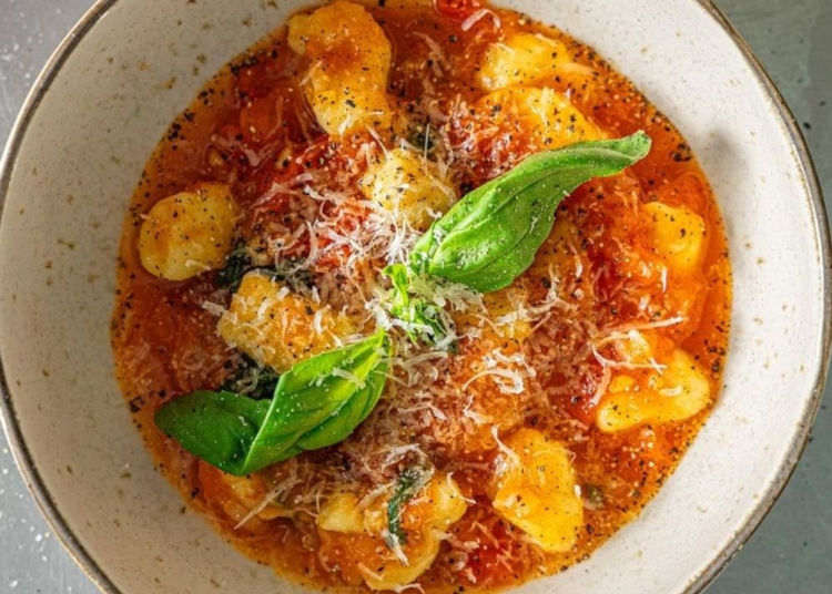 Receita de Gnocchi de batata com molho de tomate de Joana Barrios